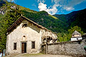 Val Sesia, la chiesa del cimitero di Campertogno 